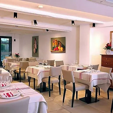 Logis De La Nivelle Hotel 3*